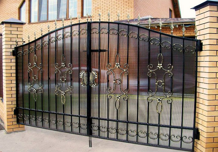 Комбинированные ворота из поликарбоната и металла